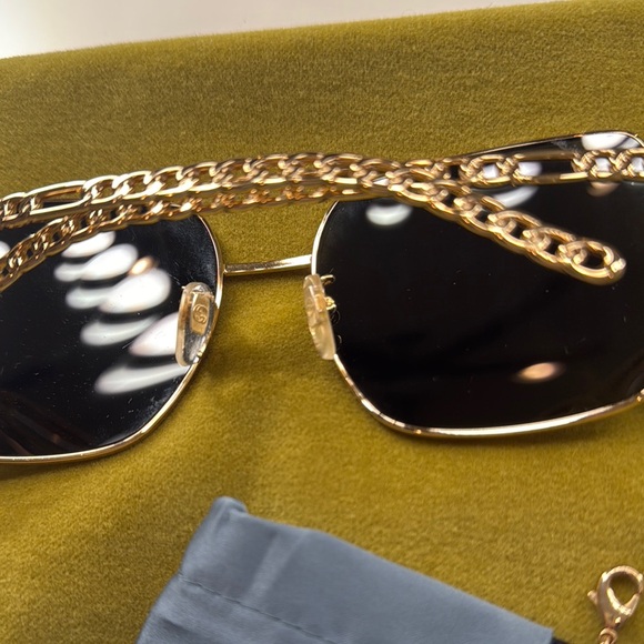 Gucci Gold Sunglasses with Chain Detail - Picture 4 of 7